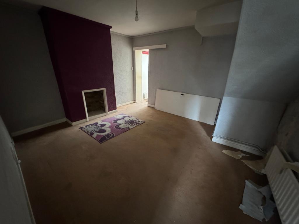 Lot: 116 - FREEHOLD TWO-BEDROOM GROUND FLOOR FLAT AND GROUND RENT - Living room - alternative view